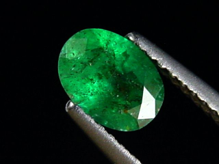 Preview: Smaragd 0,75 Ct. Spitzenfarbe 7 x 5 mm Oval Kolumbien