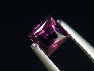 Saphir mit Farbwechsel 0,41 Ct. Naturfarbe Carree Tansania