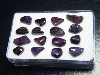 Sugilith Trommelsteine Lot in Box - Wessels mine, Kuruman, Südafrika
