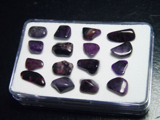 Sugilith Trommelsteine Lot in Box - Wessels mine, Kuruman, Südafrika