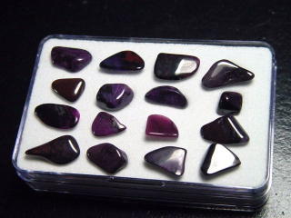 Sugilith Trommelsteine Lot in Box - Wessels mine, Kuruman, Südafrika
