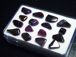 Sugilith Trommelsteine Lot in Box - Wessels mine, Kuruman, Südafrika