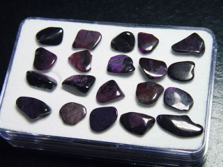 Sugilith Trommelsteine Lot in Box - Wessels mine, Kuruman, Südafrika