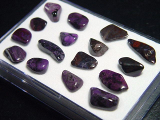 Preview: Sugilith Trommelsteine Lot in Box - Wessels mine, Kuruman, Südafrika