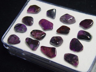 Preview: Sugilith Trommelsteine Lot in Box - Wessels mine, Kuruman, Südafrika