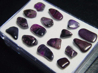 Preview: Sugilith Trommelsteine Lot in Box - Wessels mine, Kuruman, Südafrika