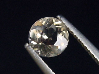 Petalit 0,71 Ct. Rund facettiert - Minas Gerais, Brasilien