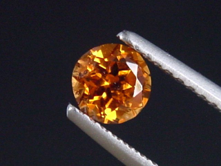 Spessartit Granat 0,57 Ct. leuchtend orange 4,5 mm Rund Tansania