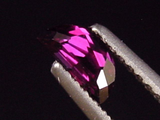 Rubin 0,41 Ct. Naturfarbe Halbmondschliff Tansania