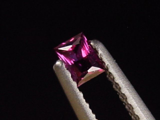Rubin 0,14 Ct. Naturfarbe Scherenschliff Tansania