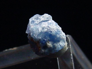 Benitoit Rohstein 4,5 mm - San Benito Co., Kalifornien, USA
