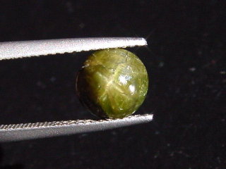 Sternkornerupin / Kornerupin mit Sterneffekt 2,54 Ct. Cabochon Sri Lanka