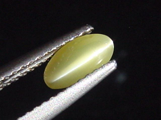 Chrysoberyll Katzenauge 0,58 Ct. Oval Cabochon B-Qualität