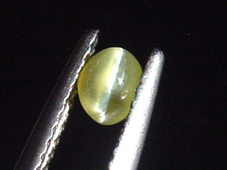 Chrysoberyll Katzenauge 0,42 Ct. Oval Cabochon B-Qualität