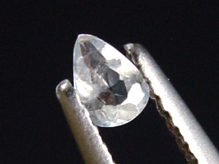 Benitoit farblos 0,17 Ct. Tropfen geschliffen - San Benito Co., Kalifornien, USA