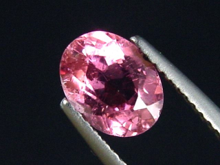 Rubellit / roter Turmalin 1,29 Ct. Oval 8 x 6 mm Brasilien