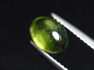 Vesuvianite / Idocrase 1,80 Ct. oval cabochon Sri Lanka
