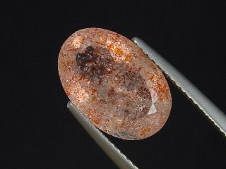 Quartz with Hematite 4,61 Ct. natural confetti inclusions