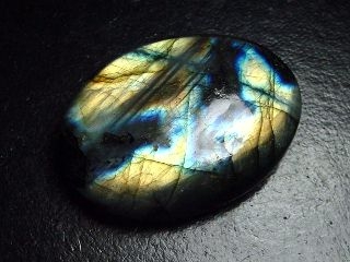 Labradorite 81,58 Ct. oval cabochon Australia