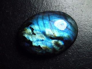 Labradorite 78,92 Ct. oval cabochon Australia