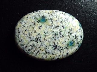 K2 / Azurit in Granit 87,41 Carat Oval Cabochon