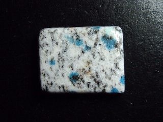 K2 / Azurit in Granit 30,05 Carat Rechteck Cabochon
