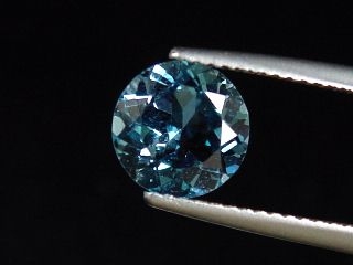 Topaz 2,21 Ct. fine London blue treated 8 mm round