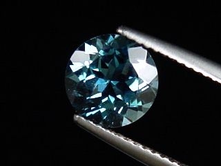 Topaz 2,07 Ct. fine London blue treated 8 mm round