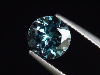 Topaz 2,19 Ct. fine London blue treated 8 mm round