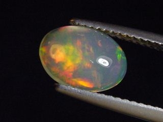 Opal / Edelopal 1,32 Ct. feines Farbenspiel - Oval Cabochon