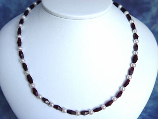 Garnet & Pearl necklace 87,34 Ct. winered Garnet 45 cm