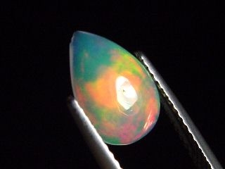 Opal / Edelopal 1,11 Ct. feinste Qualität - Tropfen Cabochon