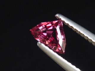 Rhodolite Garnet 0,85 Ct. collector cut Sri Lanka