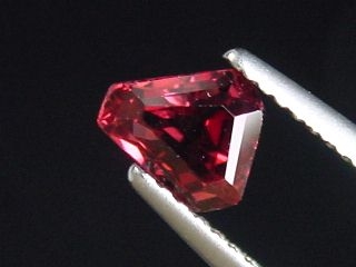 Rhodolit Granat 1,12 Ct. Sammlerschliff 6,5 x 5,5 mm Sri Lanka