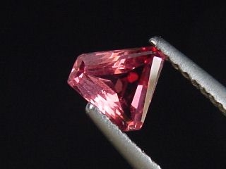 Rhodolite Garnet 0,79 Ct. collector cut Sri Lanka