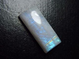 Rainbow Moonstone 29,67 Ct. rectangle cabochon