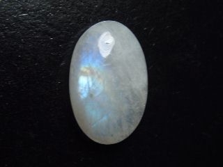 Rainbow Moonstone 20,59 Ct. oval cabochon