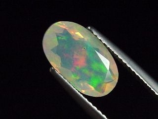 Opal / Edelopal 2,05 Ct. feine Qualität - facettiertes Oval