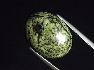 Nephrite Jade in Serpentinite 13,16 Ct. cabochon Canada