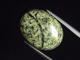 Nephrite Jade in Serpentinite 12,61 Ct. cabochon Canada