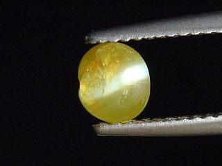 Chrysoberyl cat's eye 1,33 Ct. oval cabochon B-quality