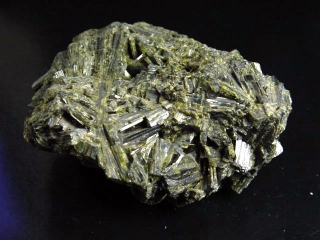 Epidot Stufe 65 mm feine Kristalle Tansania
