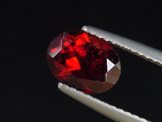 Rhodolite Garnet 1,62 Ct. oval Sri Lanka