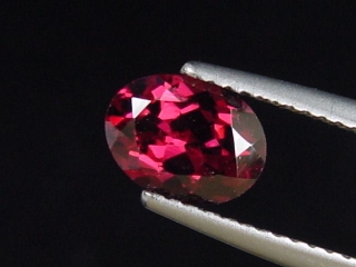 Rhodolite Garnet 1,57 Ct. oval Sri Lanka