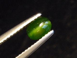 Diopside cat's eye 0,84 Ct. green oval cabochon - Merelani, Tanzania