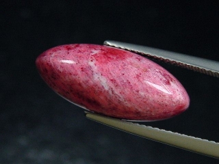 Thulit 8,72 Ct. Navette Cabochon - Lom, Norwegen