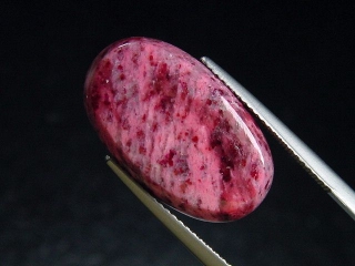 Thulit 13,32 Ct. Oval Cabochon - Lom, Norwegen