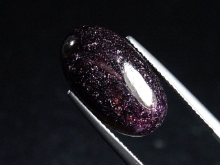 Sugilit 9,31 Ct. Oval Cabochon - Wessels mine, Kuruman, Südafrika