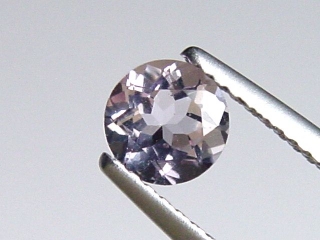 Petschite / violet Skapolite 0,57 Ct. round Tanzania