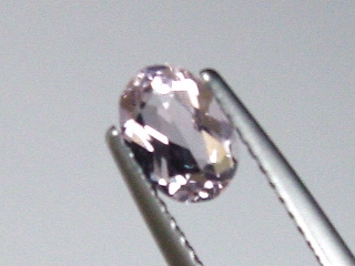 Petschite / violet Skapolite 0,63 Ct. oval Tanzania